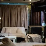 Under The Rocks Apartment