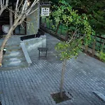 Under The Rocks Apartment