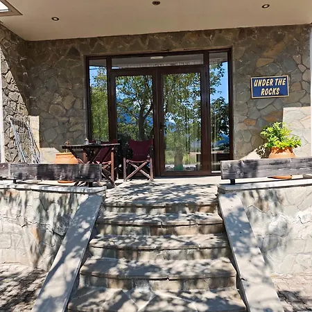 Under The Rocks Apartment *