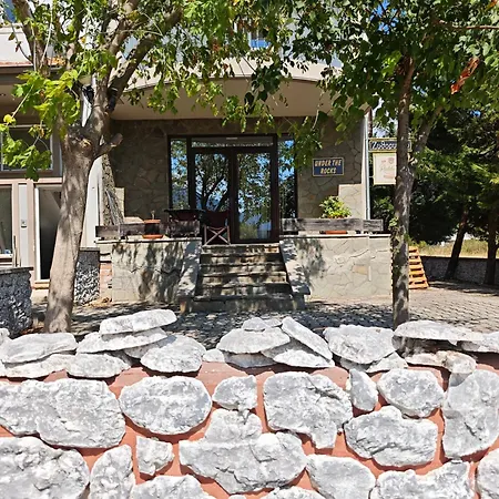Apartment Under The Rocks